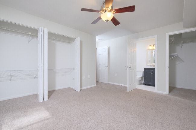 Building Photo - Renovated Entry Level - Castle Harbour Con...
