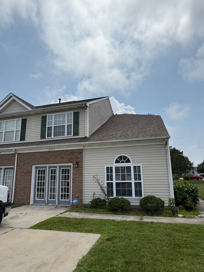 Primary Photo - WOODBRIDGE POINTE