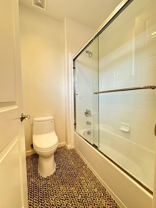 Building Photo - Large 4 Bedroom House in Hiddenbrook Commu...