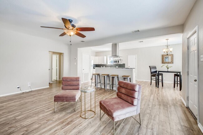 Building Photo - Location, Location, Location! Updated one story home with charm and modern conveniences