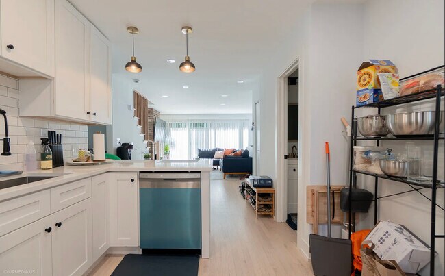 Building Photo - 924 W Wrightwood Ave