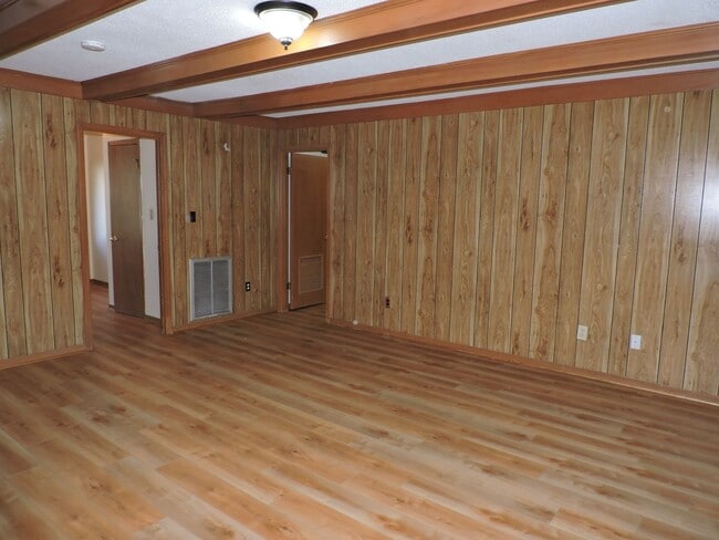 Building Photo - Convenient to interstate, schools & shopping!