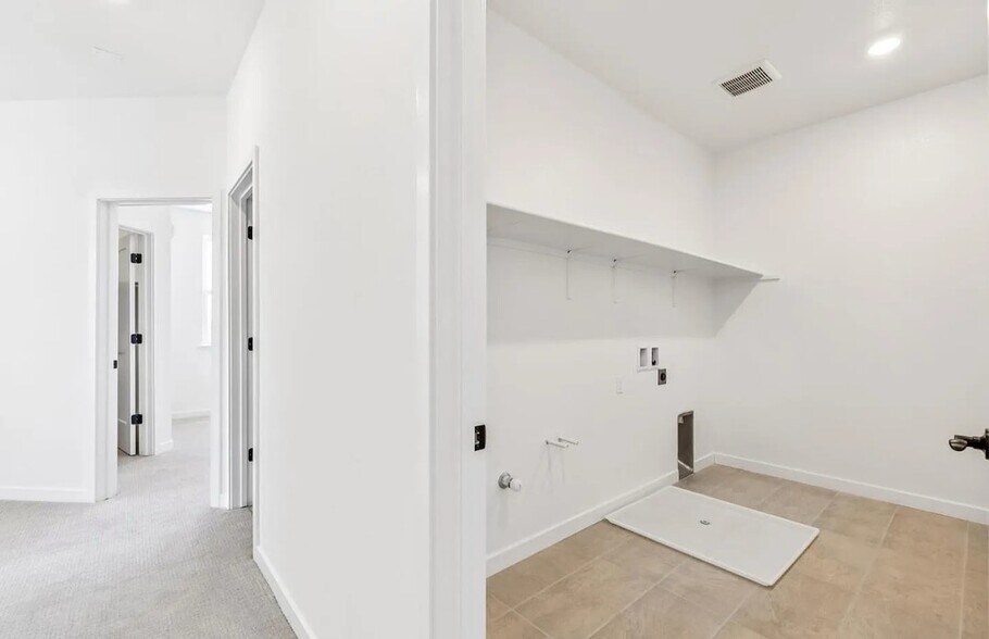 Building Photo - 818 Redberry Way