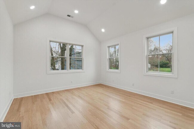 Building Photo - 35 Sycamore Pl