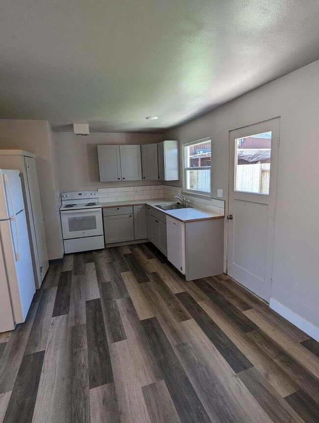 Building Photo - 2-bedroom 1-bathroom duplex