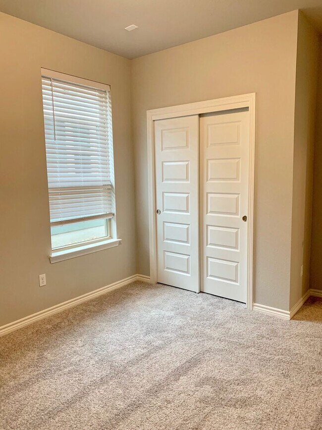 Building Photo - Single Level 4/2 Home in Highly Sought Aft...
