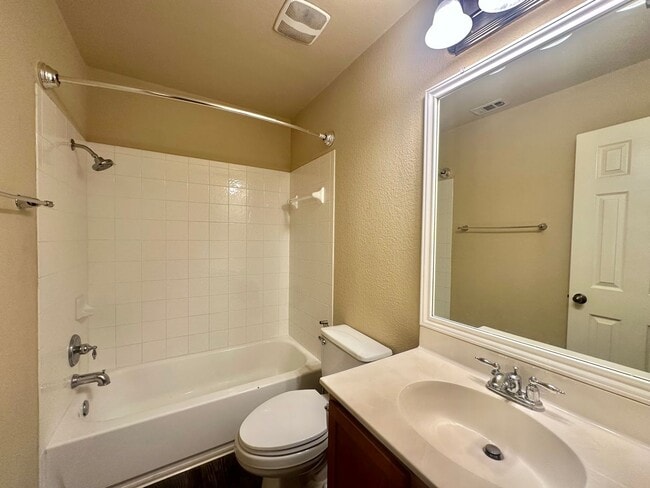 Building Photo - 3 BED 2 BATH NEW MANAGEMENT!!!!