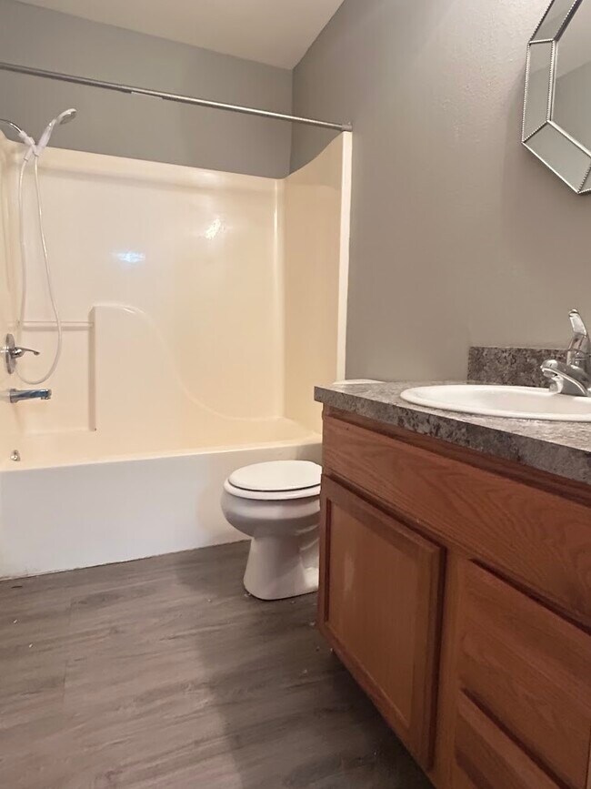 Building Photo - 807 Maple Dr