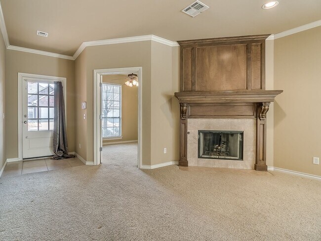 Building Photo - Spacious Edmond 2 bed 2 Bath 2 Car Garage ...