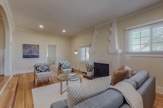 Building Photo - 1610 Las Lomas Rd NE