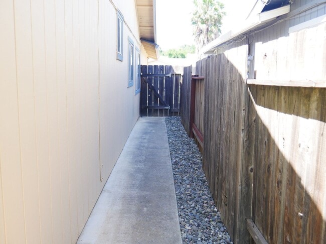 Building Photo - Cozy 2 Bed 2 Bath 950sq. ft. Duplex in Elk Grove