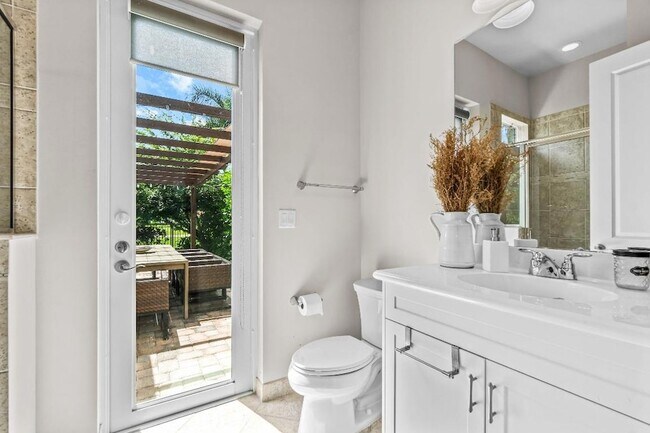 Building Photo - 114 Carmela Ct