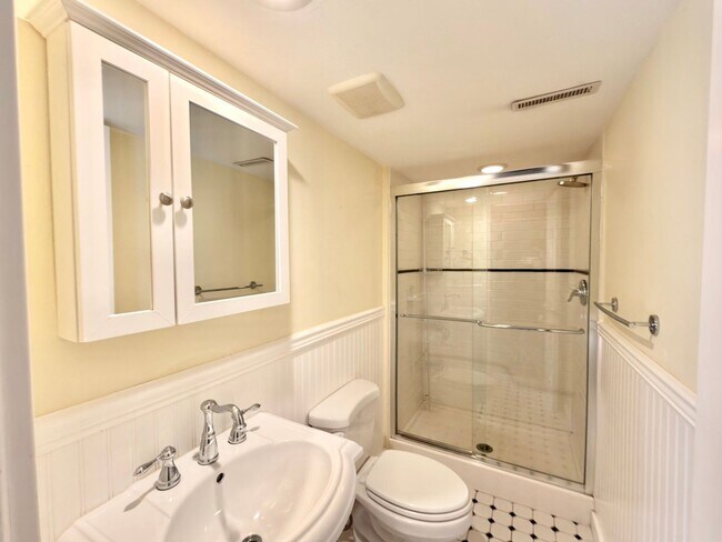 Building Photo - Spacious 4BD/3BA Bellevue Home with Private Backyard & Garage