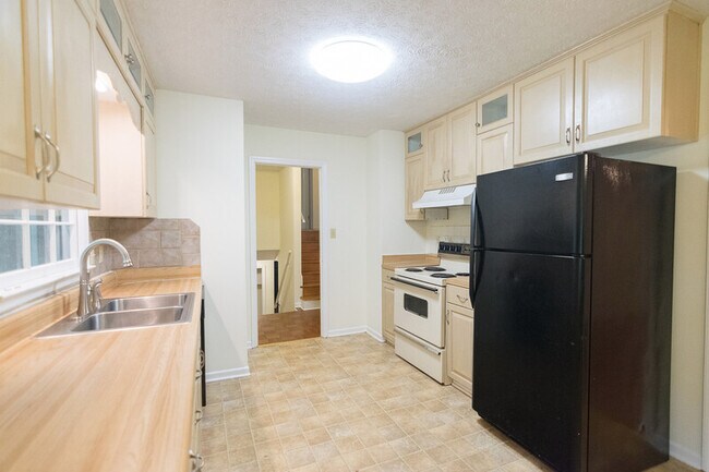 Building Photo - 140 Saxon Woods Dr