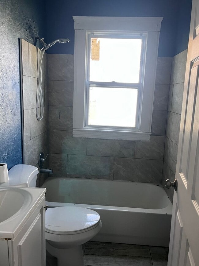 Building Photo - 728 E 93rd St