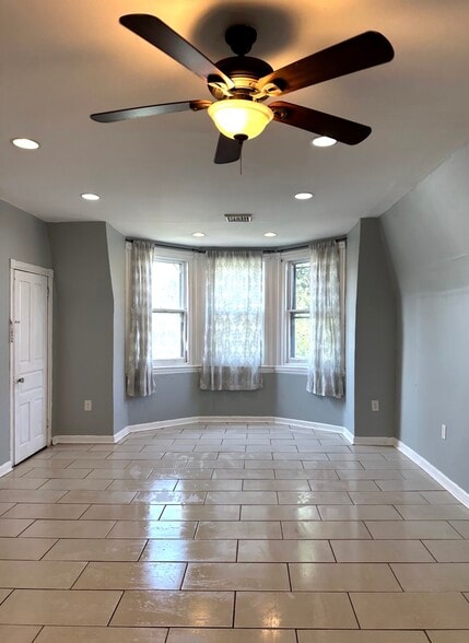 Living room - 4909 Cedar Ave