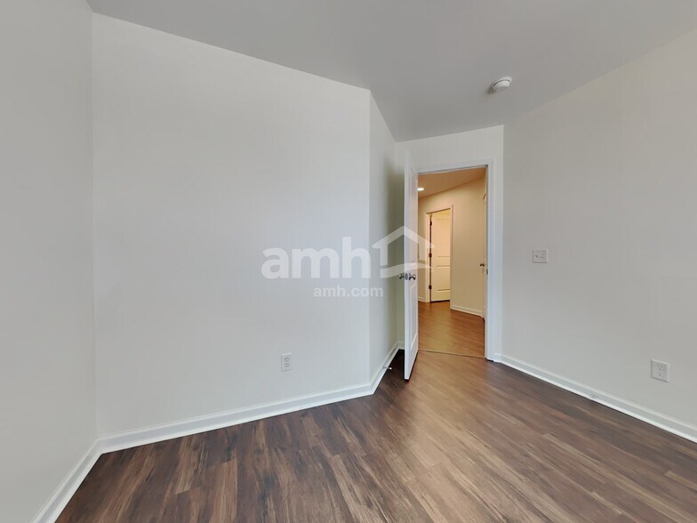 Building Photo - 11 Crabapple Cir