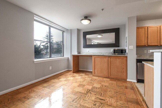 Building Photo - Available Now! 1 bed/ 1 bath in a light-fi...