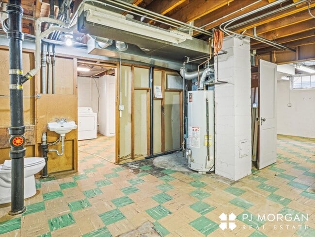 Building Photo - 2 bedroom, 1.5 Bathroom House Available Im...