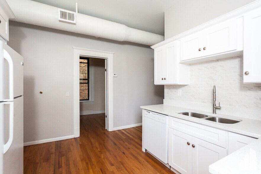 Building Photo - 900 W Newport Ave