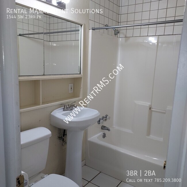 Building Photo - 1544 SW 23rd Park