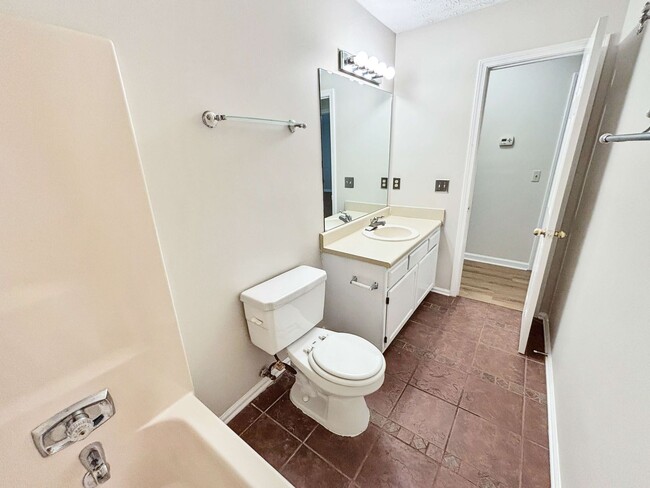 Building Photo - Modern 3BR/2.5BA Home in Prime Acworth!