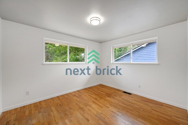 Building Photo - Charming 3-Bedroom Edmonds Home with 2 Full Baths and Spacious 1982 Sq. Ft. Living Space!