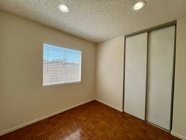 Building Photo - Available Now! 3 Bedroom, 2 bathroom home ...