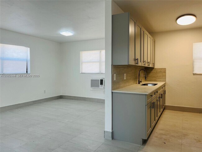 Building Photo - 13390 NE 6th Ave