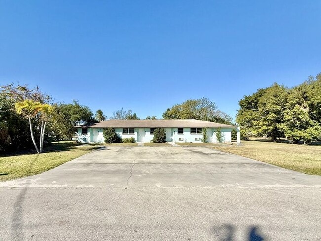 Building Photo - 3401 Palm Dr