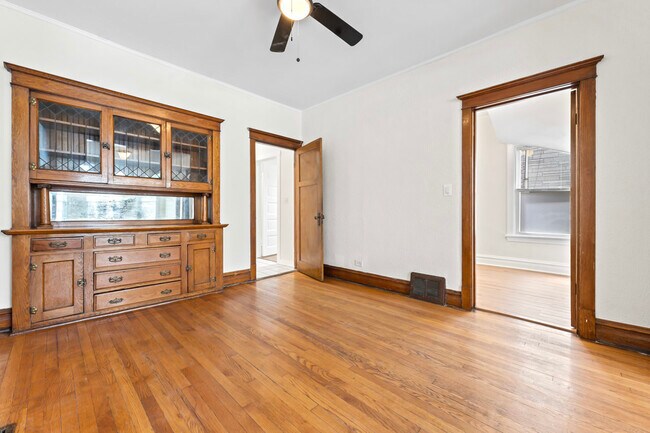 Building Photo - 1429 W Barry Ave