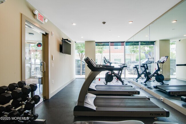 Building Photo - 700 Bangs Ave