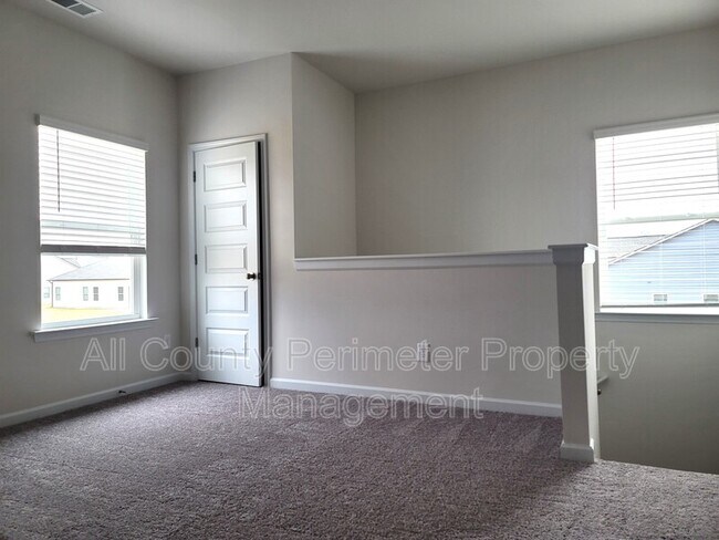 Building Photo - 25 Rambling Oaks Dr NE