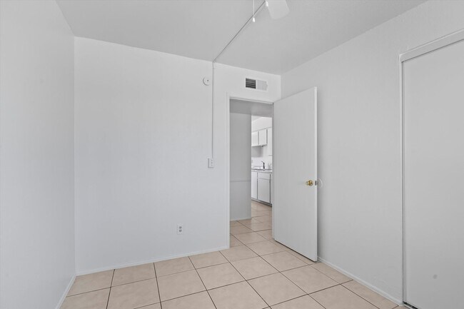 Building Photo - Eastside Spacious home