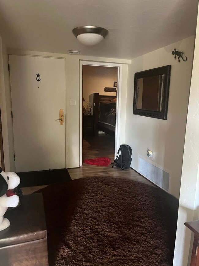 Building Photo - Lovely 2 Bedroom and 2 Bathroom Condo!