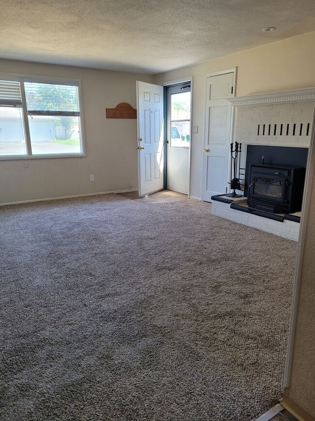 Building Photo - Nice 3 bedroom 1 & 1/2 bathroom home