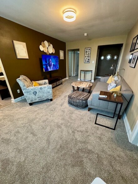 Large livingroom - 3935 S St SE