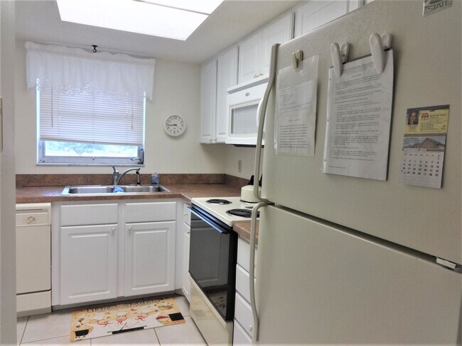 Building Photo - SPECIAL PRICE! 2BR/2BA 2nd Floor Condo in Capri Isles