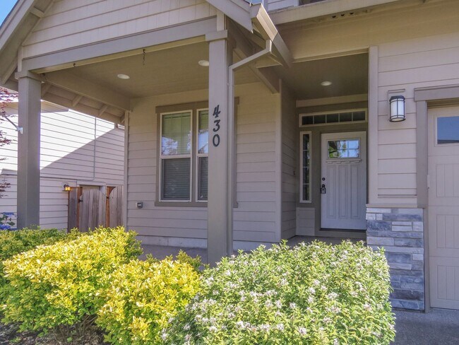 Building Photo - 5 Bedroom 3 Bathroom home available in New...