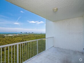 Building Photo - 2 br, 2.5 bath Condo - 15051 Royal Oaks Ln...