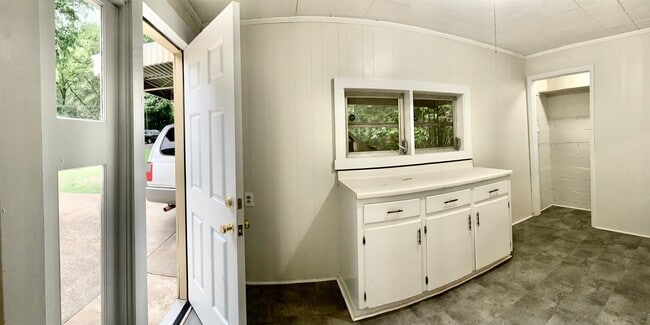 Building Photo - 290 Sunset Dr