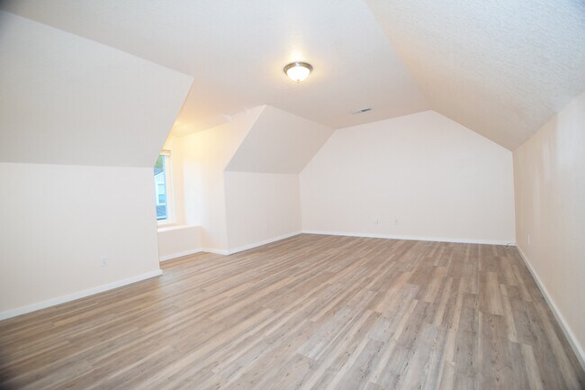 Building Photo - 18528 SW Mcclarey Dr