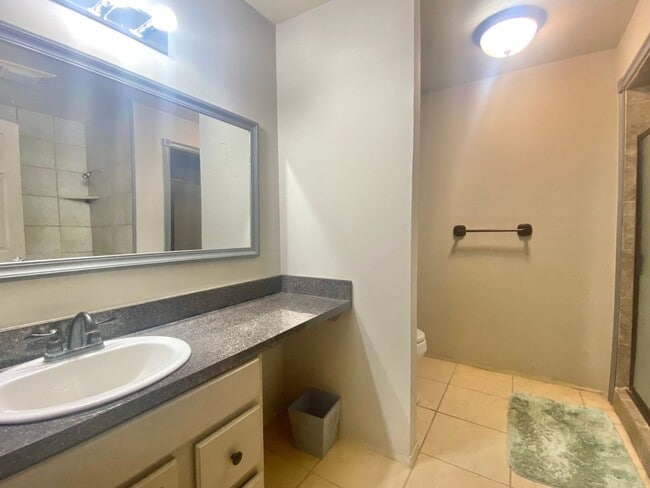 Building Photo - PRE- LEASING NOW for 2 bed 2 bath updated ...