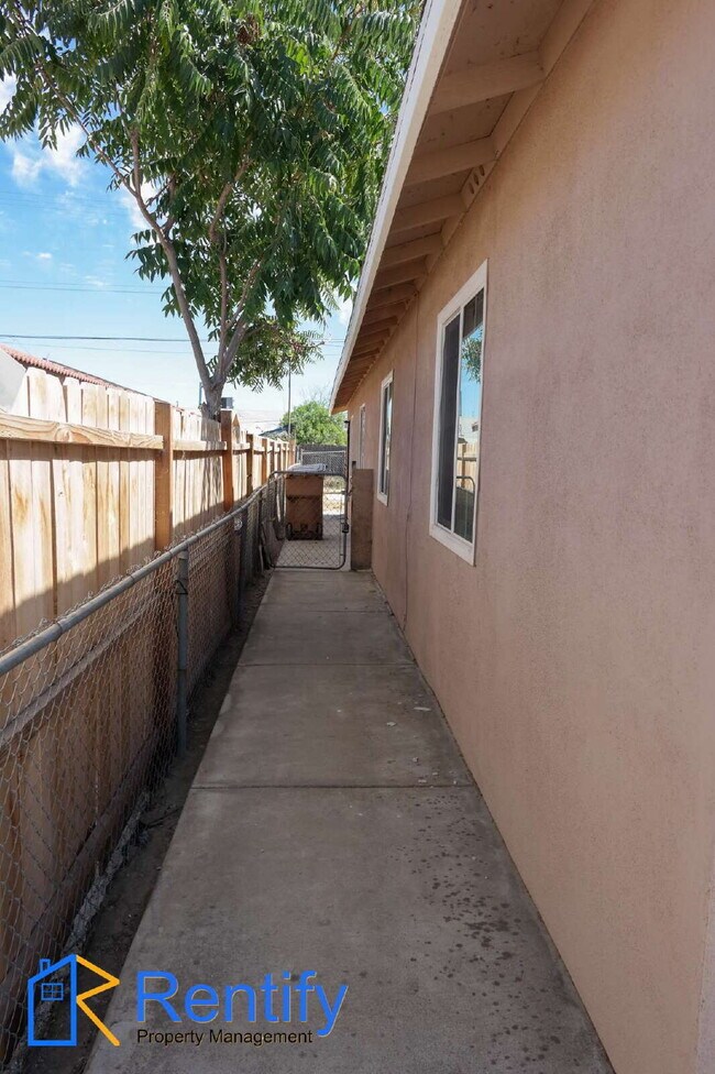 Building Photo - 3-Bed, 2-Bath in North Bakersfield – Only for $1,495