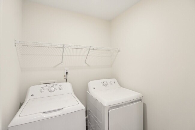 Building Photo - Stylish 3BR/2.5BA Home in Grey Hawk Community | $2,500/Month