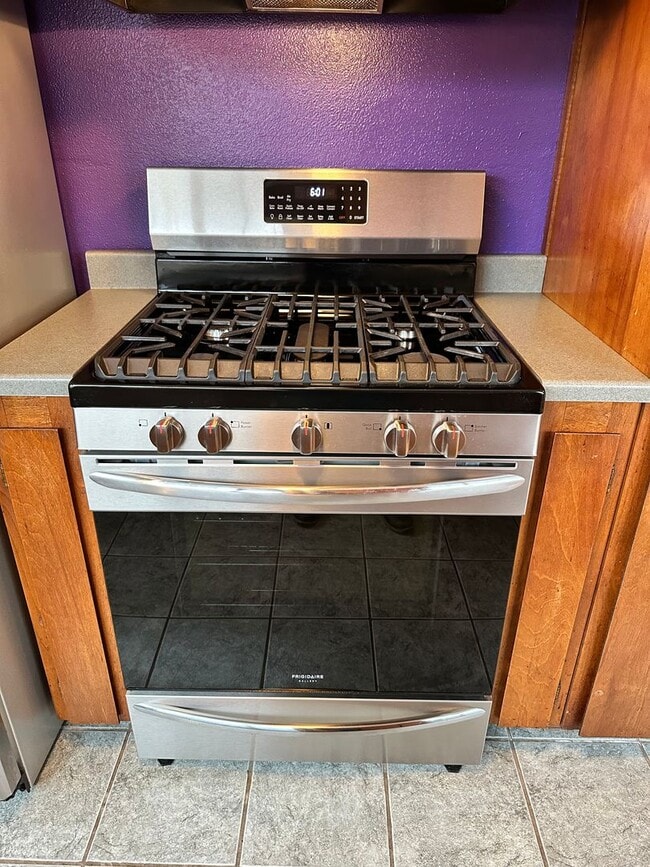 Building Photo - 2 Bedroom/ 1 Bath House in Eureka, Single car Garage with Washer & Dryer included!!