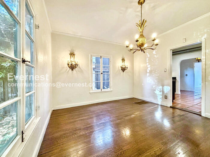 Building Photo - 132 N Crescent Heights Blvd