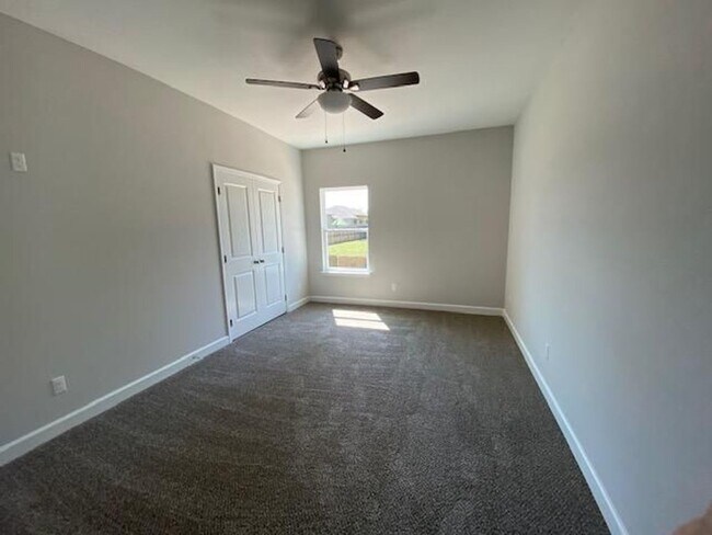 Building Photo - 3 Bedroom Brick Home with Modern Finishes!