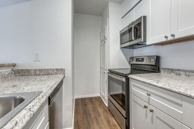 Building Photo - Lock and go GATED COMMUNITY near the night life in Addison. 2br/1ba Condo!