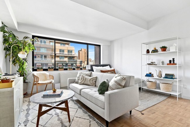 Interior Photo - 200 East 87th Street